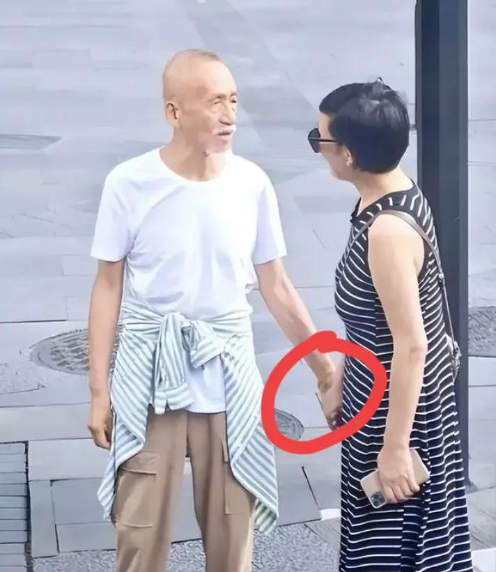 82岁陈彼得去世，留下50岁小妻子钟惠文。陈彼得的离世，平静而安详，却给