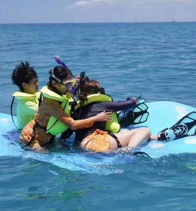 孙俪邓超一家四口度假，海边漂流晒日光浴后，又徒步看瀑布。孙俪教育孩子与众不同，注