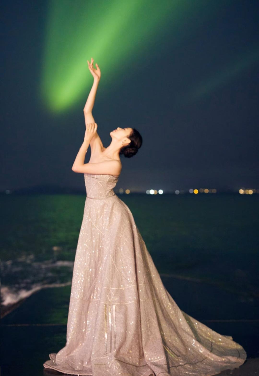 就差把刘浩存名字写出来了刘浩存被粉丝秒认存儿这影子都在跳舞！脖颈线条绝了，一眼