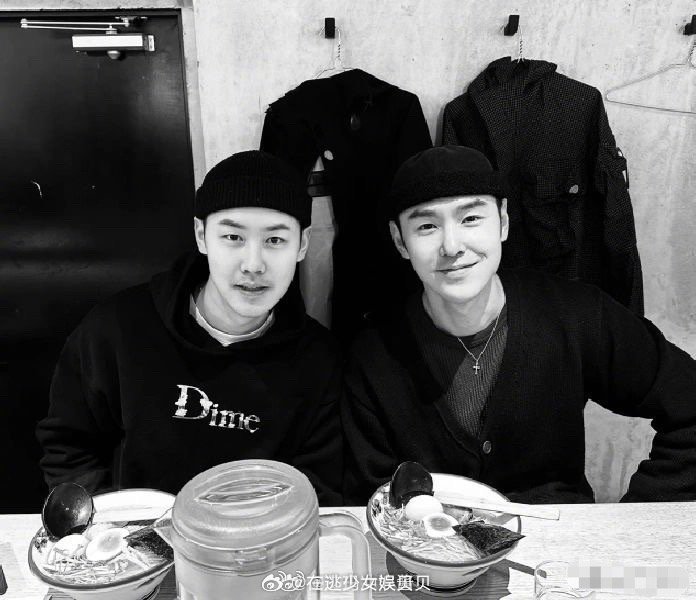 阮经天和他弟弟的长相失之毫厘差之千里，所以说能当明星的都是中了基因彩票啊