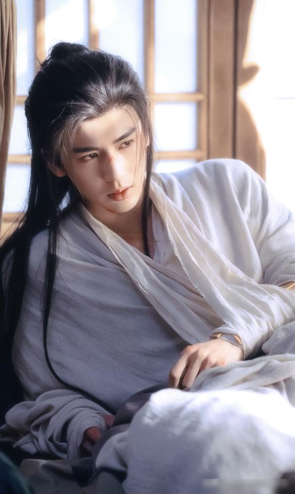 别信什么“帅过古天乐”的通稿，那玩意儿现在不值钱。《逐玉》热度是爆了，但张凌