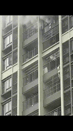 看到那个视频，手心全是汗。一名女子正在洗澡，家里突然起火。没别的路了，她