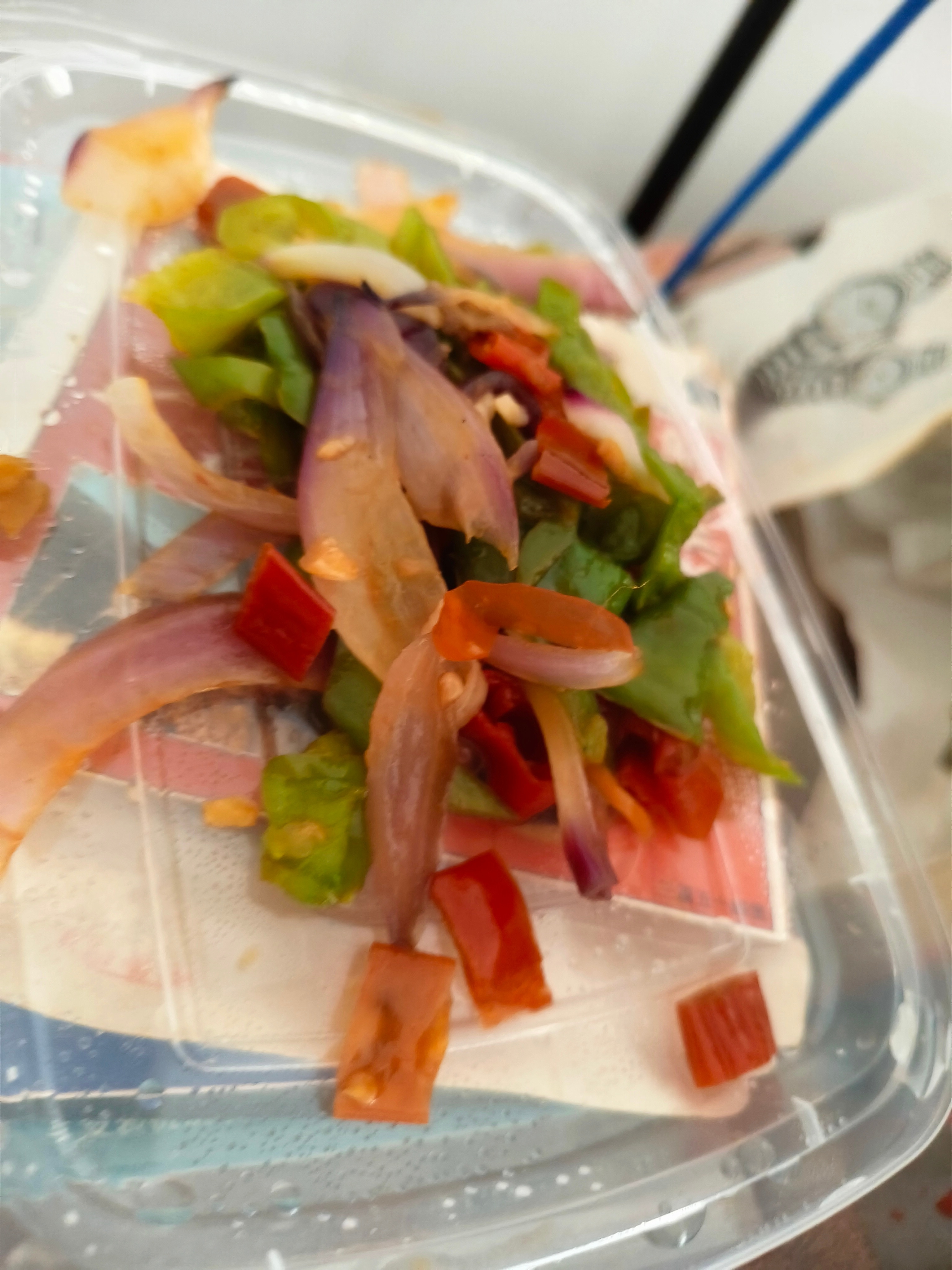 巨巨巨巨好吃的香辣鸡杂饭配卤蛋，我还加了一碗饭。但是缺点是这里面的青椒和洋葱太