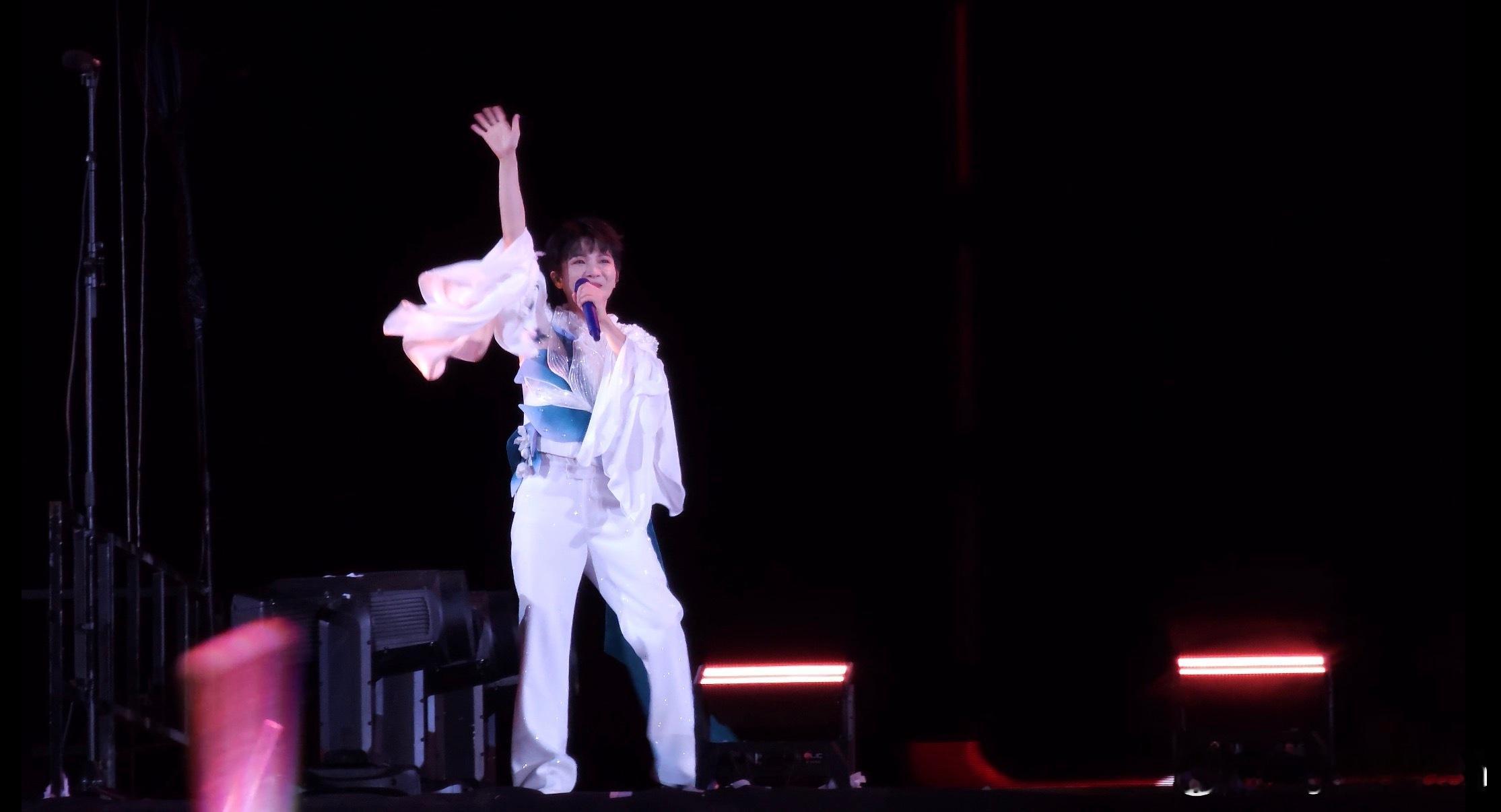 周深你怎么不变了周深在现场见证两天四个魔术失败四个，魔术界都得感觉到恐怖，再漏