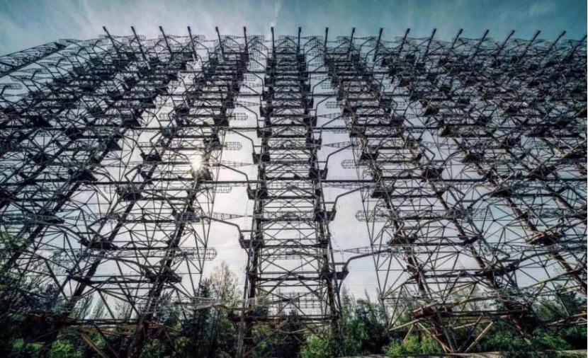 1976年的某个深夜，纽约业余无线电爱好者马克突然发现，他调好的短波频道里闯进一