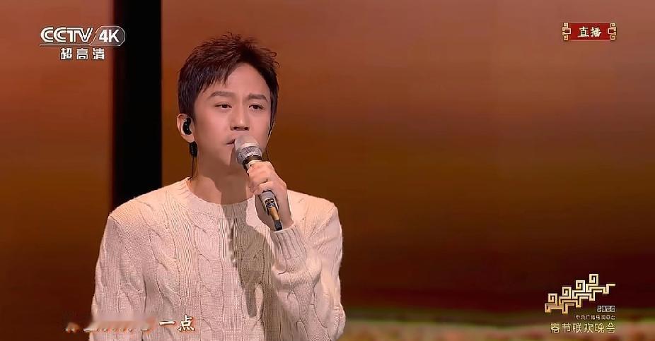 邓超春晚开口，你绝对想不到他这次没蹦！气息一短，网友瞬间炸锅：这差距，直接戳到