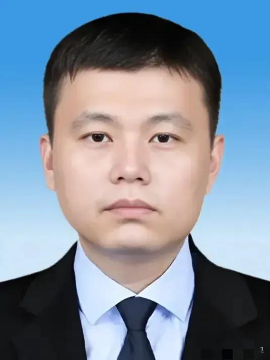 2006年，广东顺德海关的一位小公务员，晚上回家后偷偷地告诉妻子说：“老婆，我的