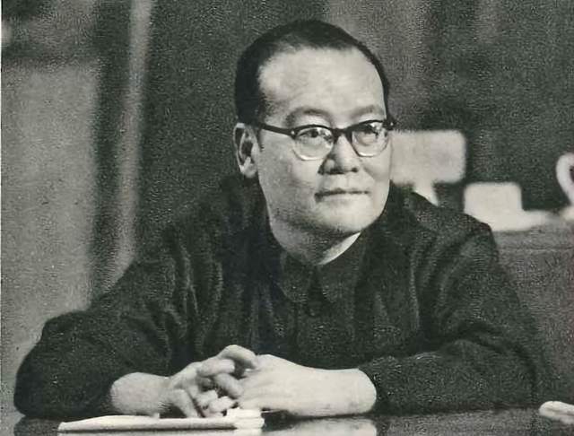 一个地委书记，没有经过省级干部历练，却迅速进京任职，担任了国务院副总理，北京军区