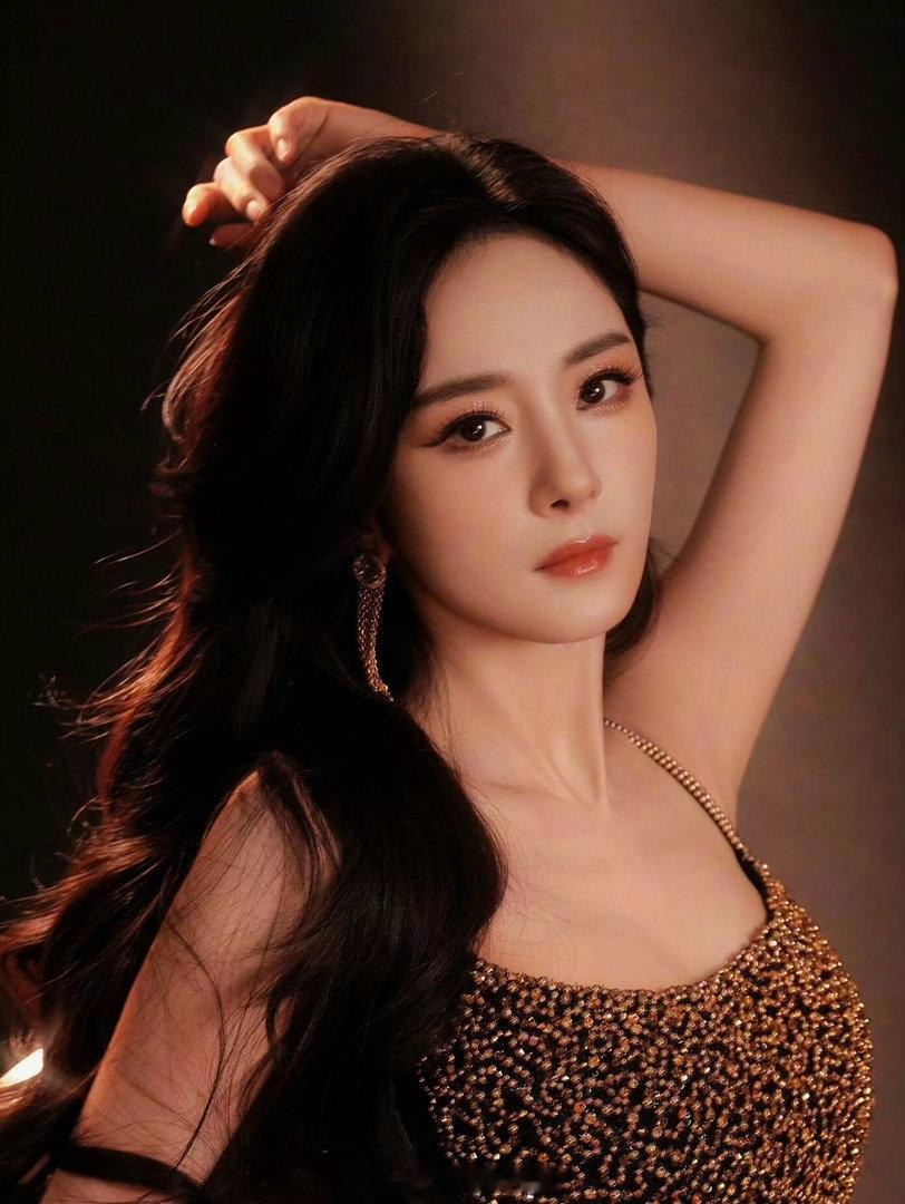 杨幂不愧是顶流女明星杨幂穿黑裙盘发走出来的样子，就是女明星该有的样子。不是用力