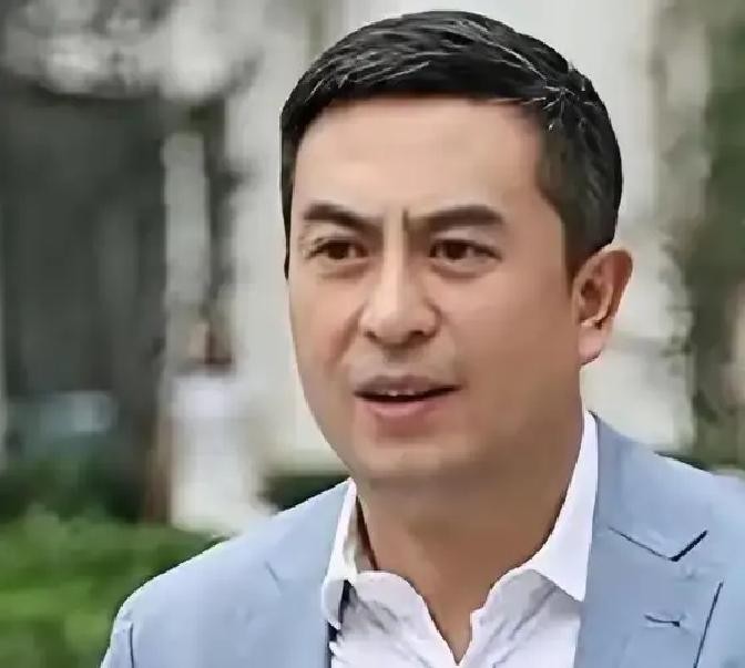 张嘉益演了快30年戏，拿过的视帝奖杯摆满小半张茶几，从来没在选人上栽过跟头，这次因为韩沛颖一句话，筹