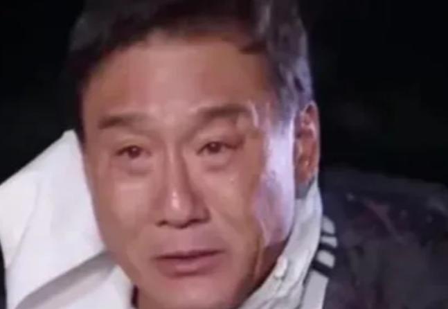 梁家辉曾在一采访中直言：“我觉得香港人其实挺可悲的，被英国人统治了一百多
