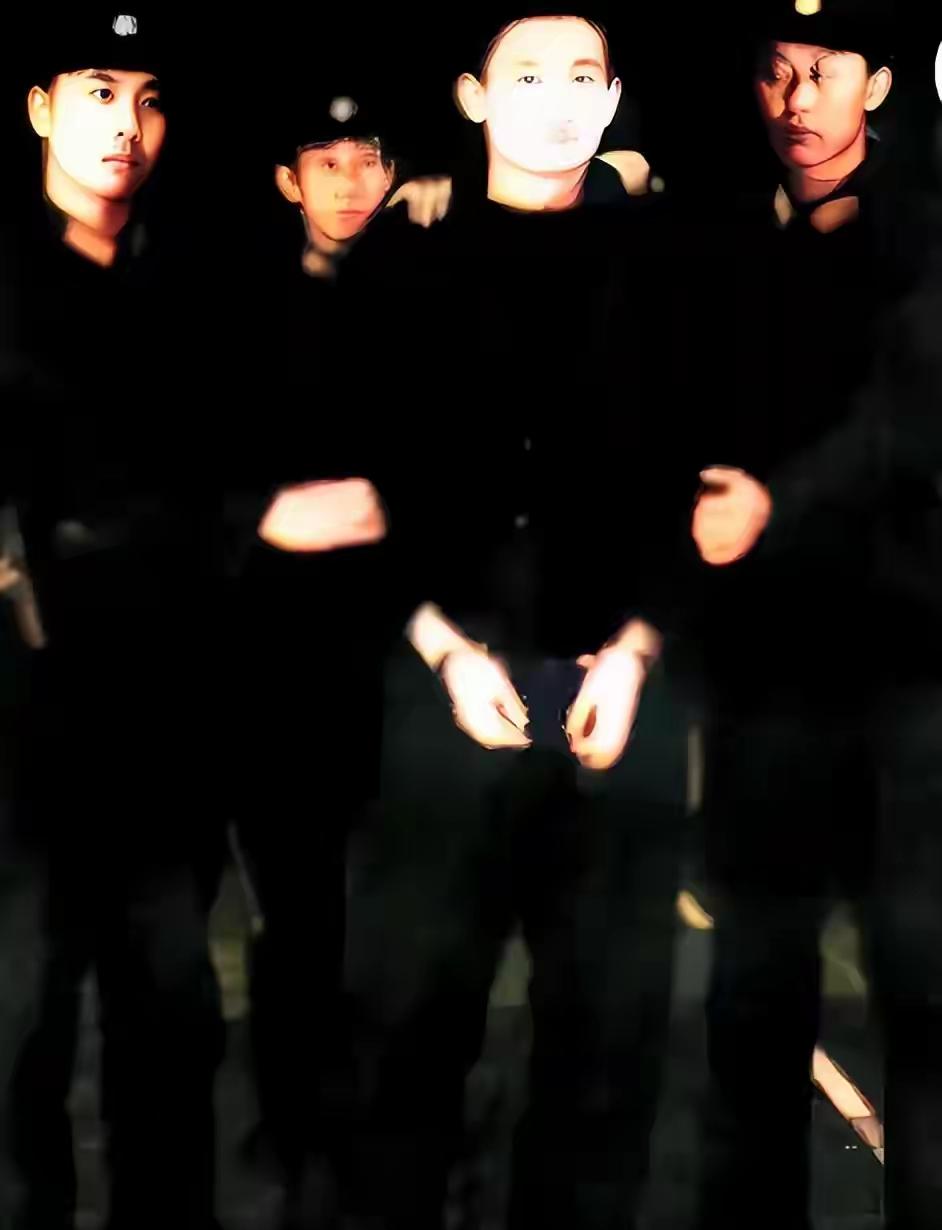 吕海鹰杀警夺枪案，大围捕惨烈，持枪歹徒最后被21岁姑娘用刀砍死。1981年