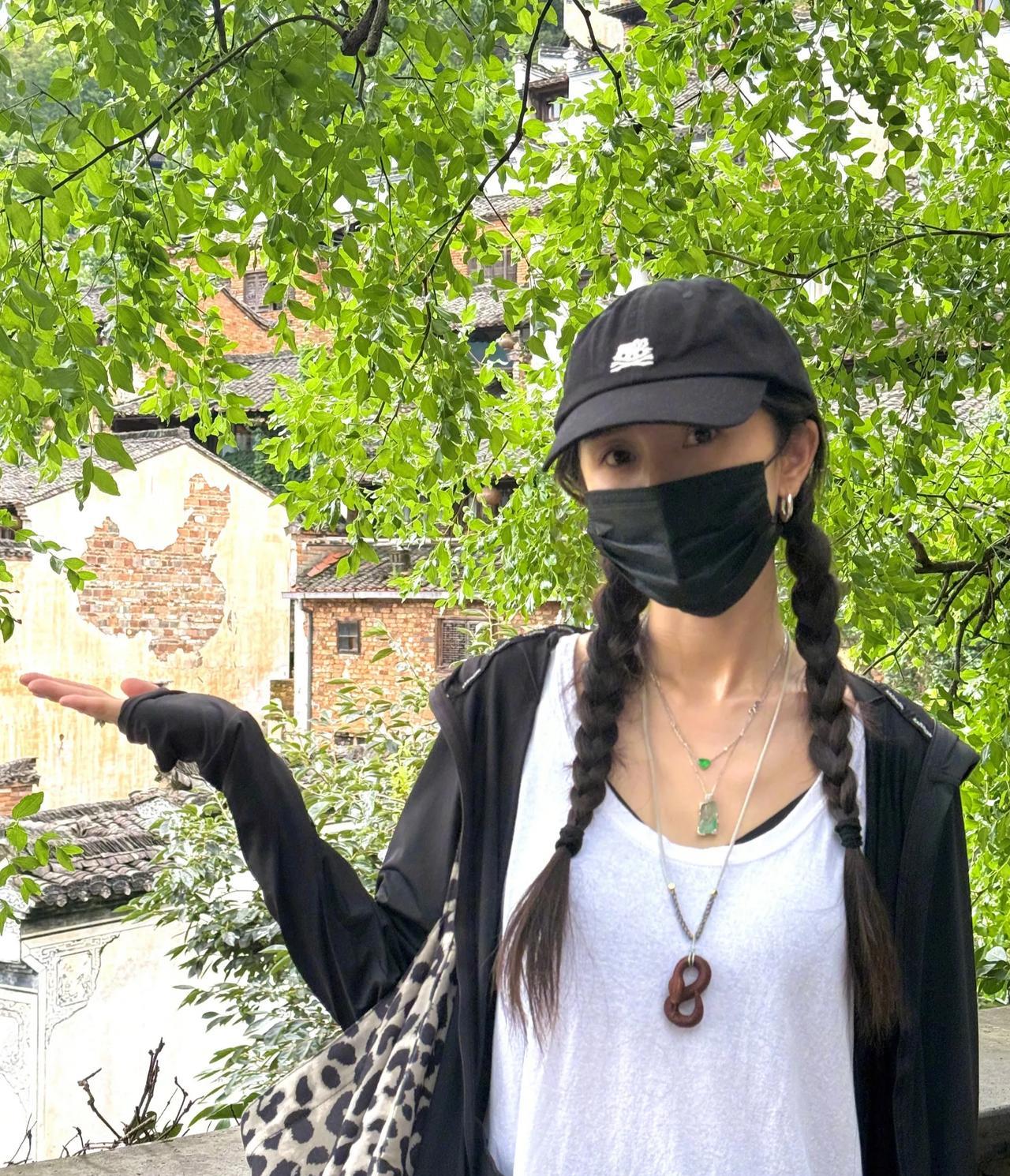 刷到杨幂的一组照片，突然就明白了什么叫真正的大明星。杨幂脖子上的一套项链，搁在