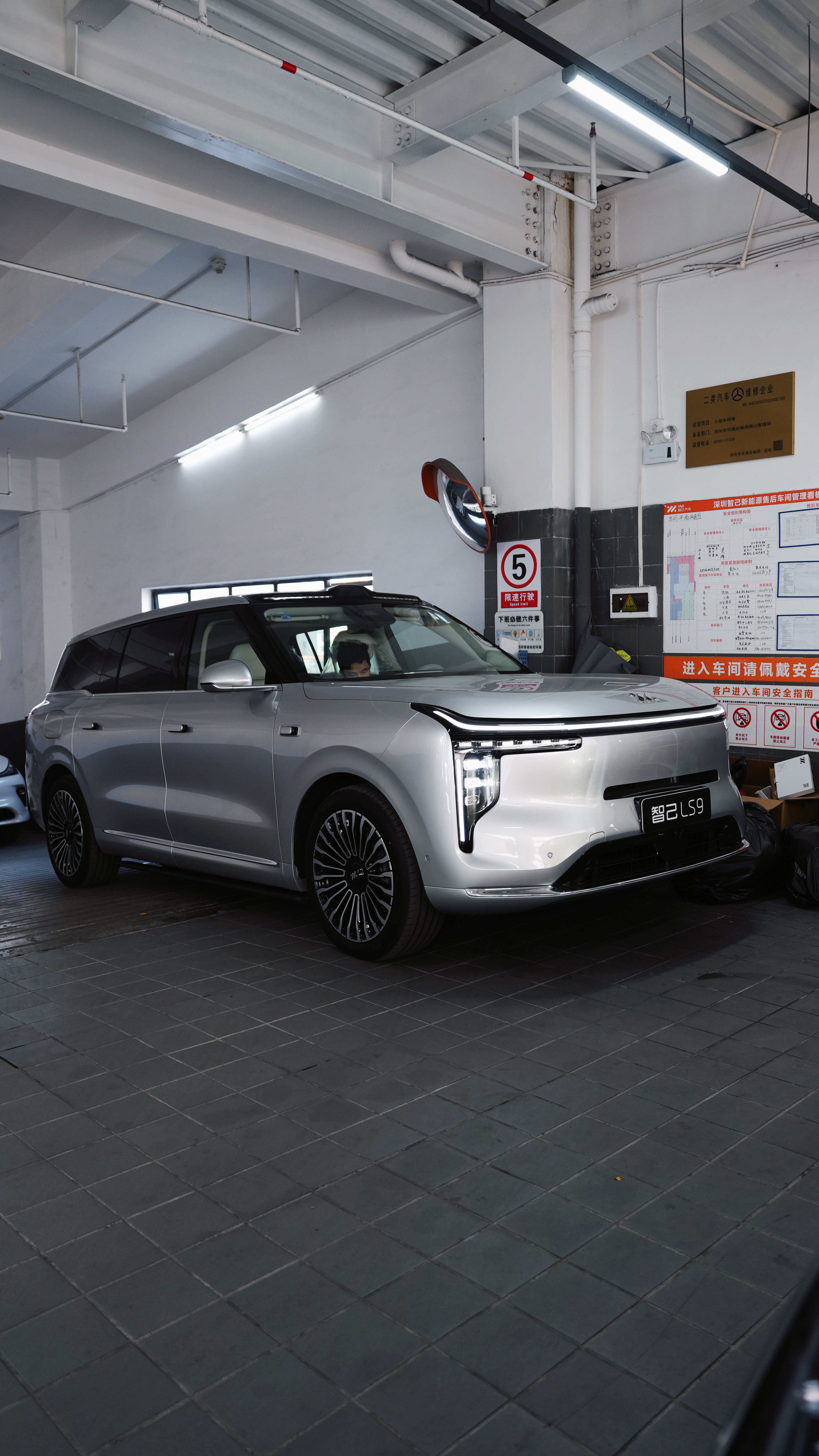 昨天有网友说银色智己LS9质感很好，那我多发几张你再细看看，确实，我放张黑色的对