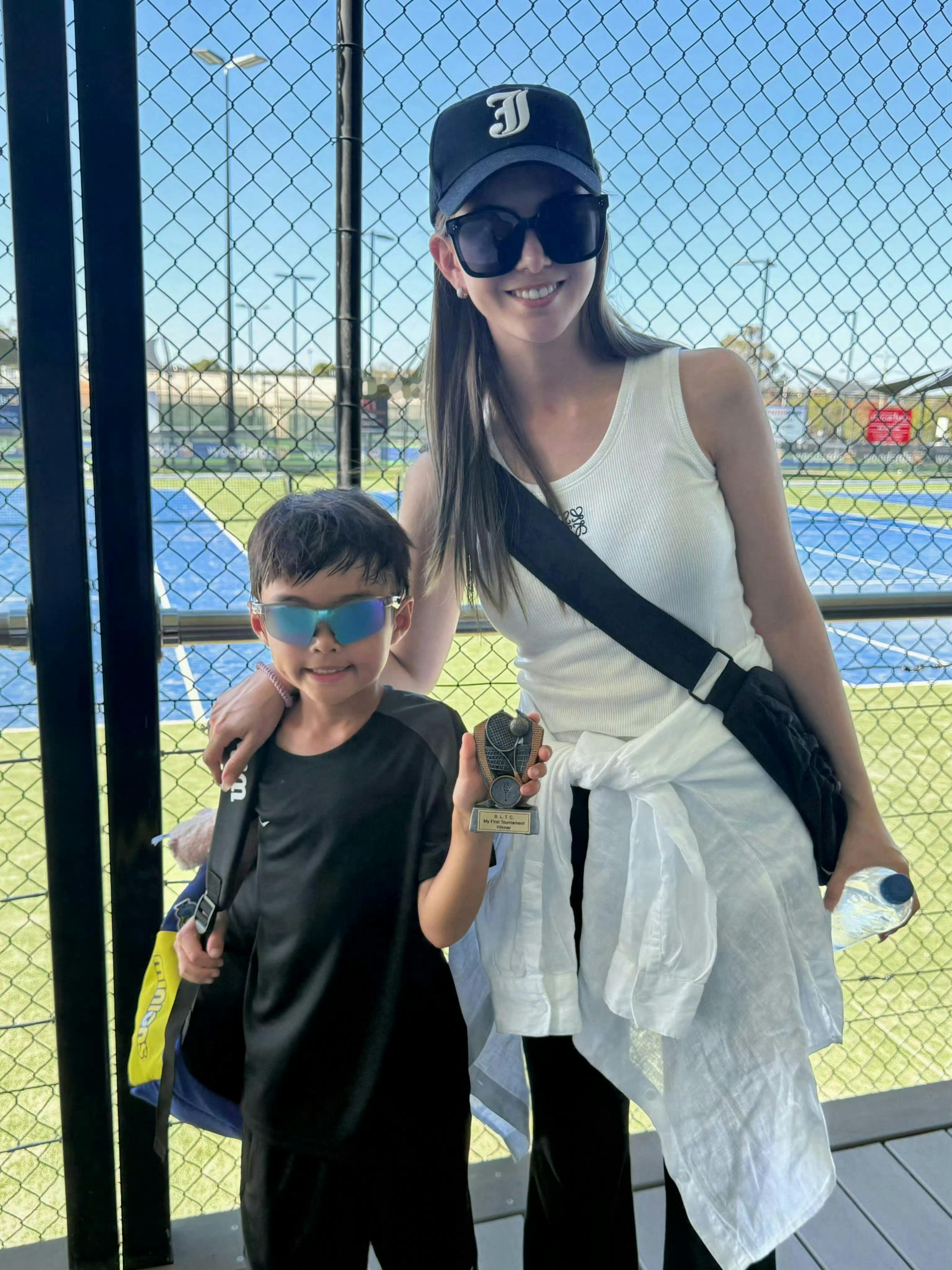 妈妈带儿子打网球了🎾