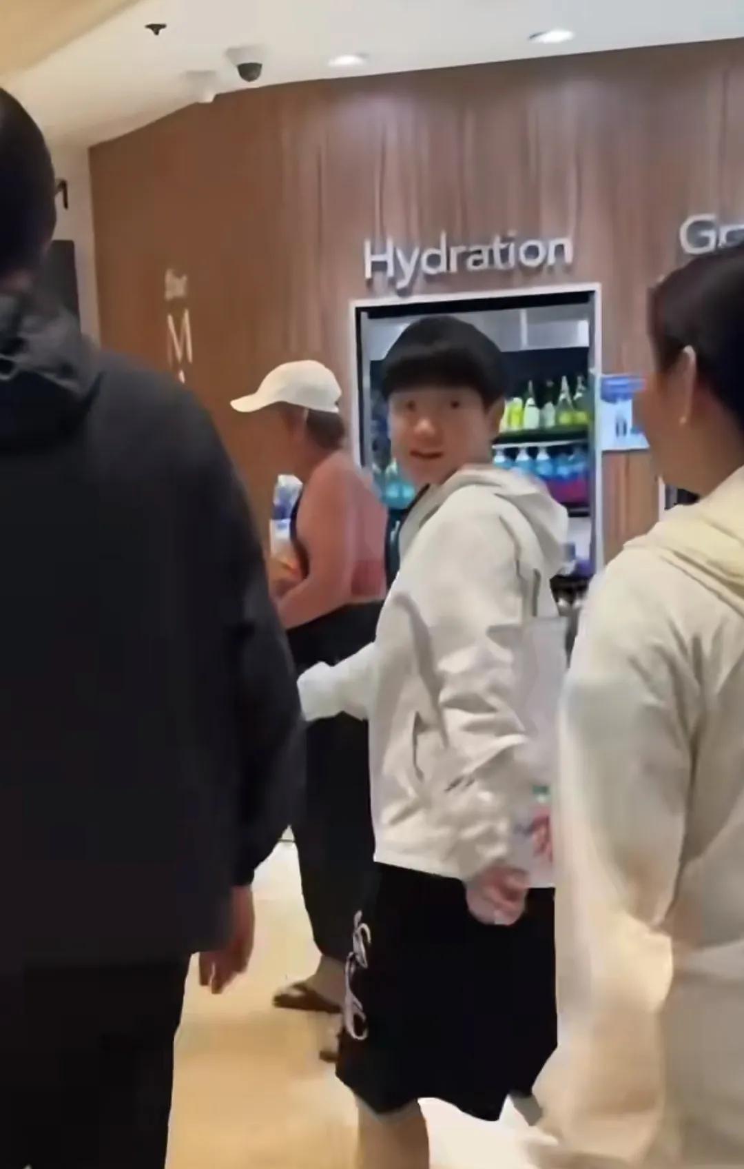 莎莎等人一落地就外出觅食。也看看瑞典有啥好吃的。也许这也是国外出差的乐趣之一