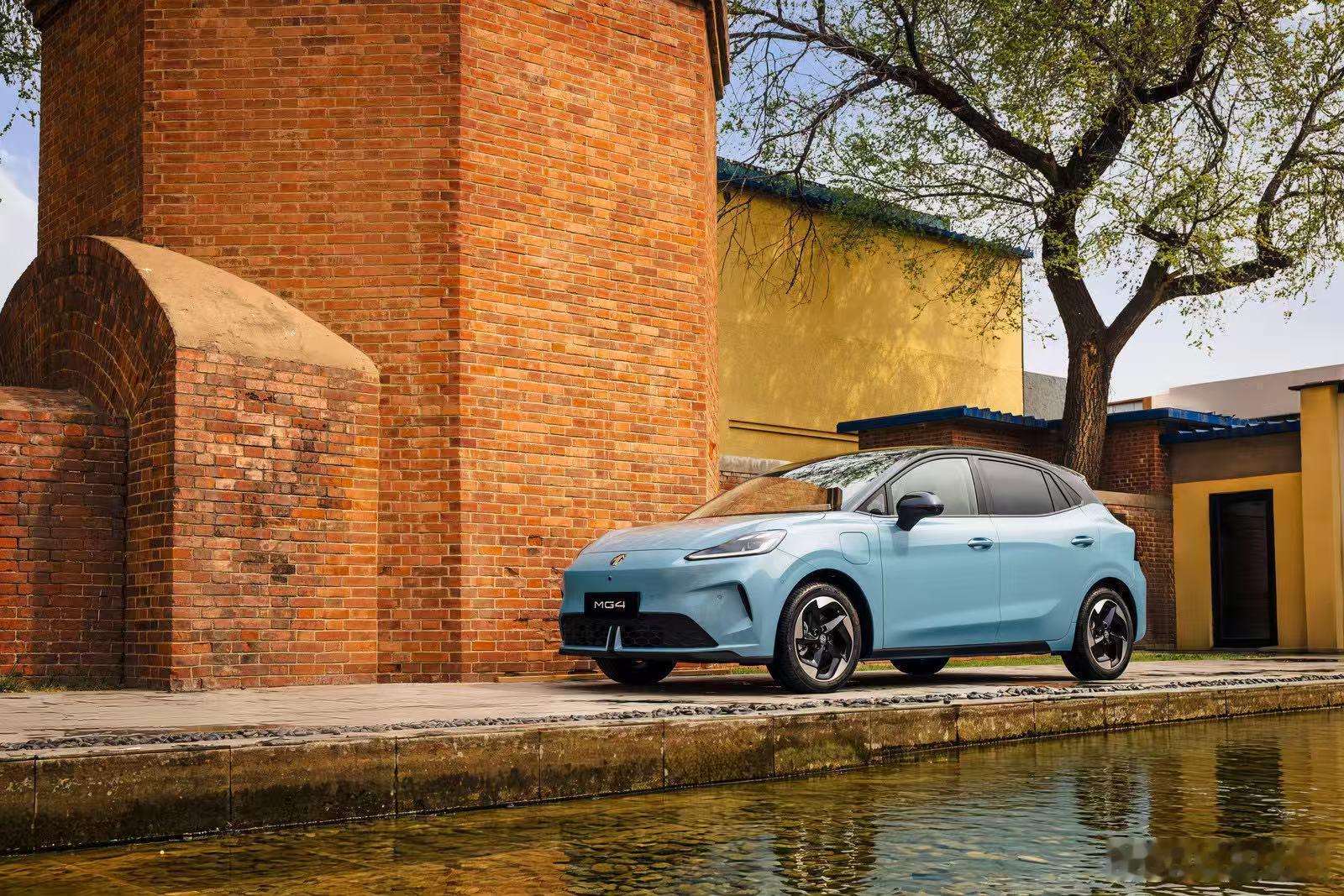 新MG4这个颜值确实好看啊，有年轻的感觉，黑白撞色的气质真的可以，也耐脏，大家喜