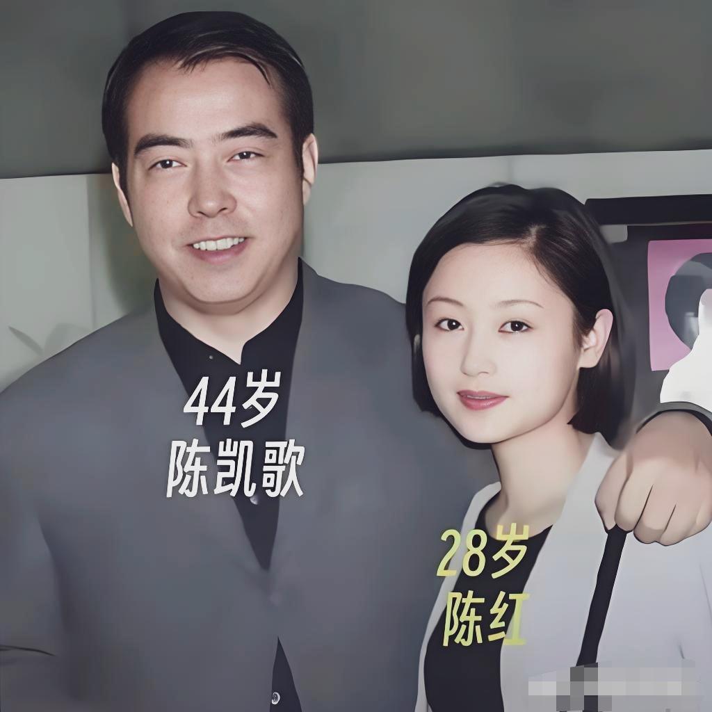 这张照片拍摄于1996年，陈凯歌与陈红在美国办理结婚登记时的留影。陈凯歌44