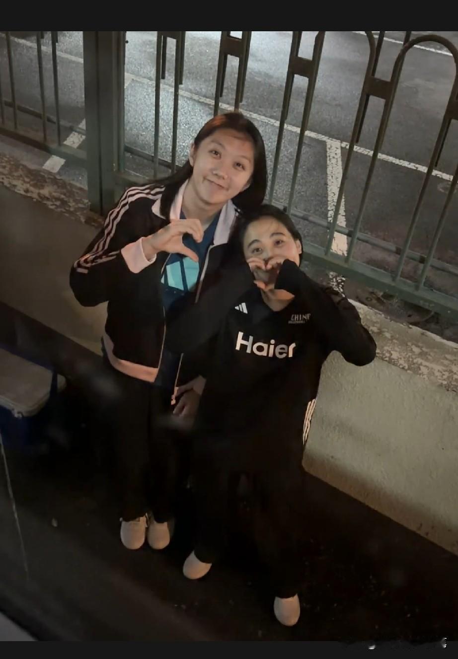 原来中国女排出征土耳其前，朱星辰去送别队友了，还和上海女排队友陈厚羽合了影。小