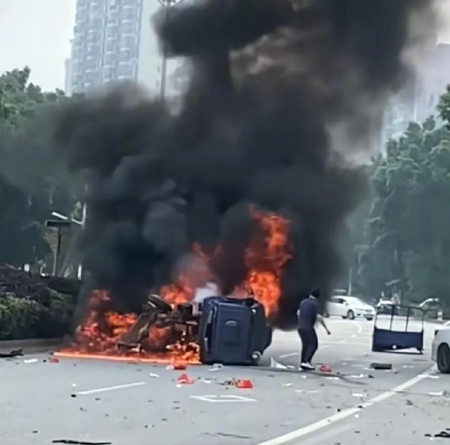 2025年5月1日，广东韶关市始兴县街头惊现惊险一幕。两辆汽车在行驶途中猛烈相撞