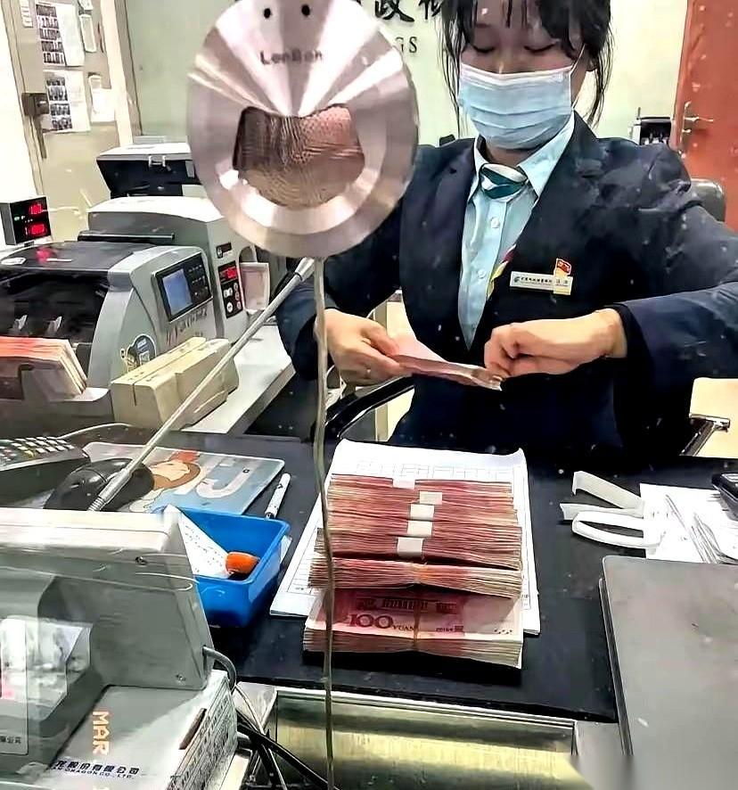 最近网上冒出一个挺野的存钱路子：2000个人，每人掏5万，凑成1个亿存银行。每