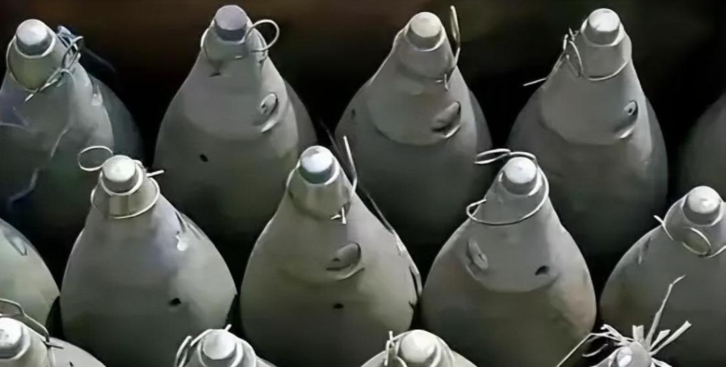 1938年，国军一团长发现友军遗弃的上万发炮弹，他没上报反而借来4门炮，一小时歼