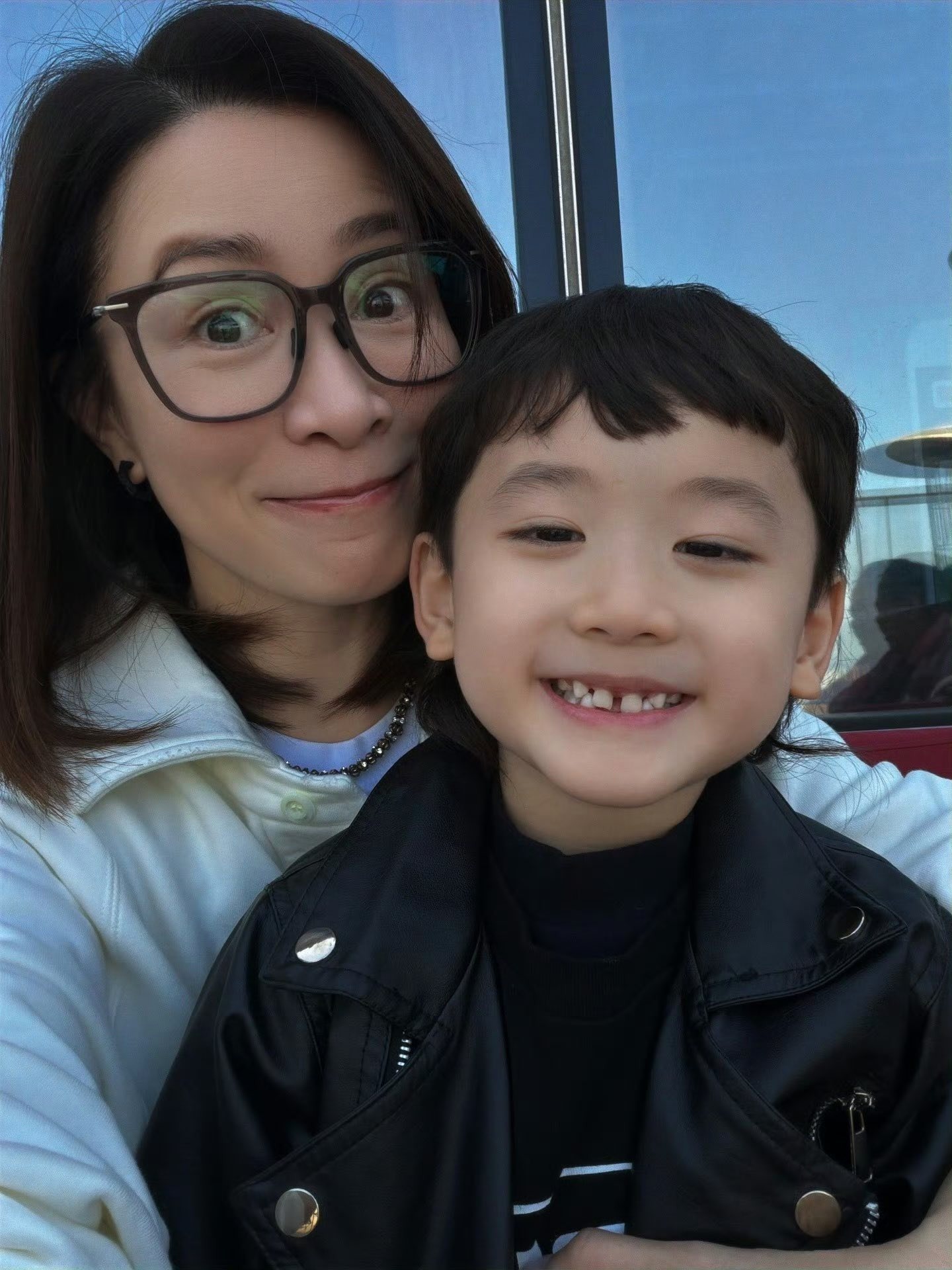 原来还有这层关系！😆佘诗曼竟然是陈山聪儿子Jaco的契妈，还带他出去吃Pi