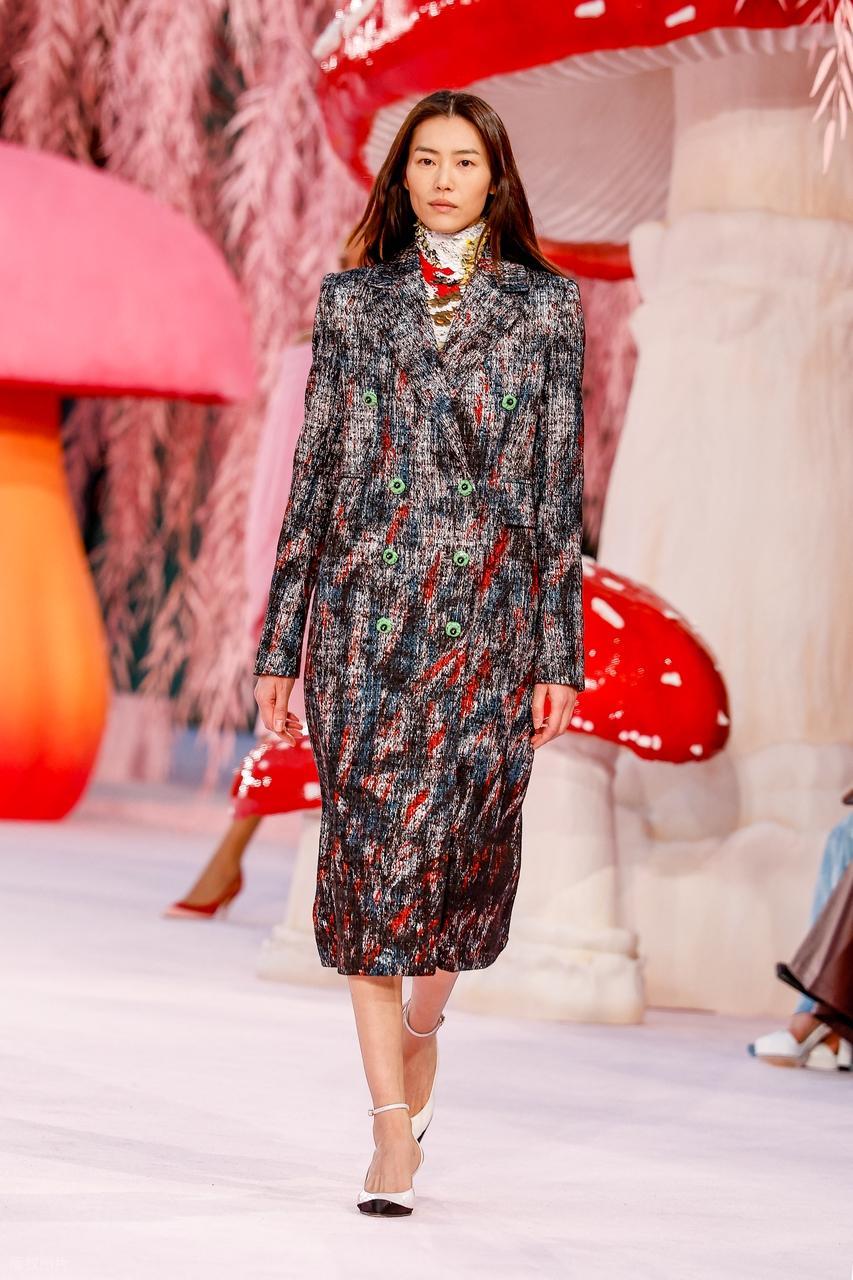 最近刘雯在走秀的时候搭配的很有魅力，看上去格外的靓丽，气质也不错。刘雯里面穿