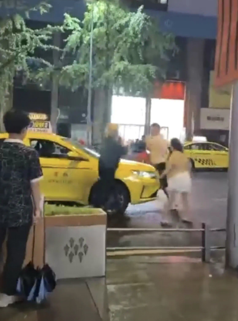 笑死了，昨天重庆观音桥九街，一个出租车司机和路人发生争执，前因后果确实不清楚，但