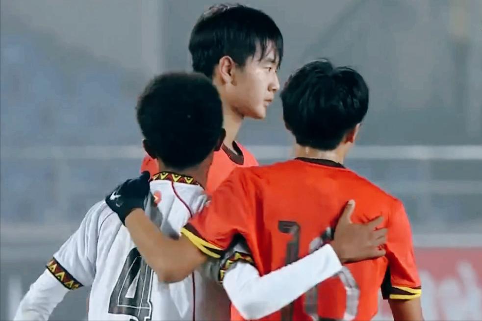比14：0更珍贵的！U17亚洲杯大胜东帝汶，中国男足队员赛后主动上前安慰对手。