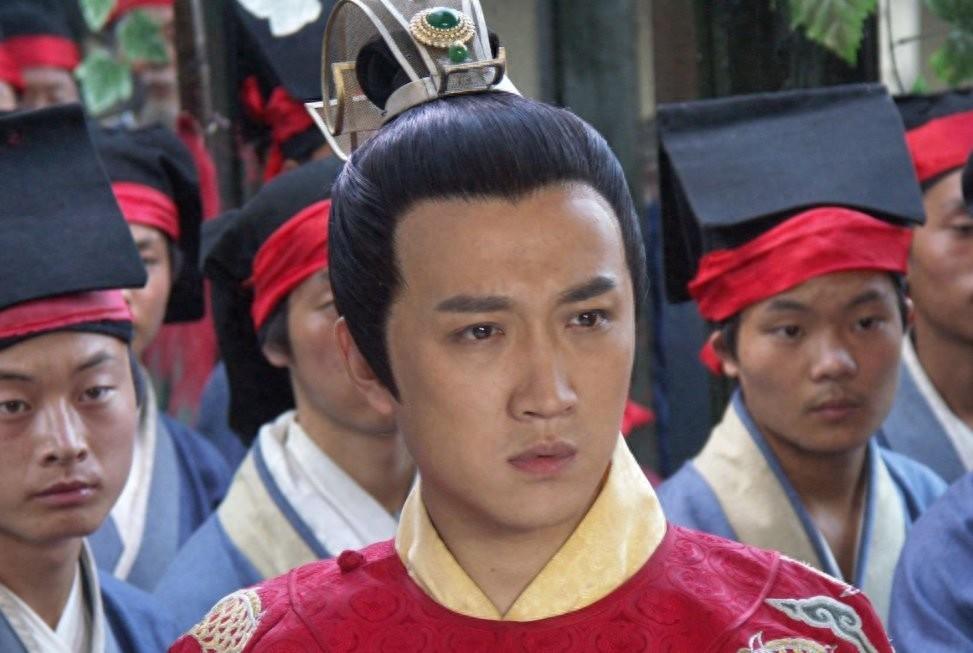 一个太监，让满朝文武每天跪在他家门外等他上班，被人叫"立皇帝"——皇帝叫"坐皇帝