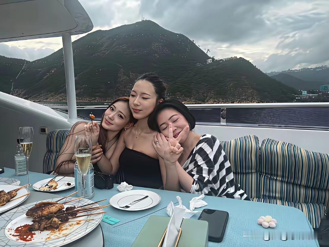 不得不说，小S活得通透，妥妥地成了人生赢家！小S一家4口，香港游，画面好温馨