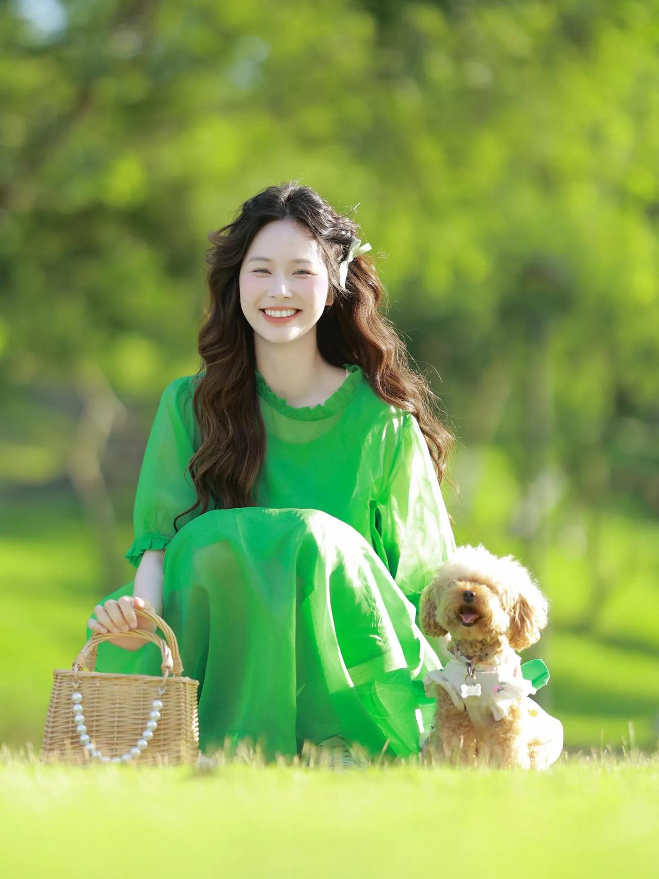 绿衣美人笑