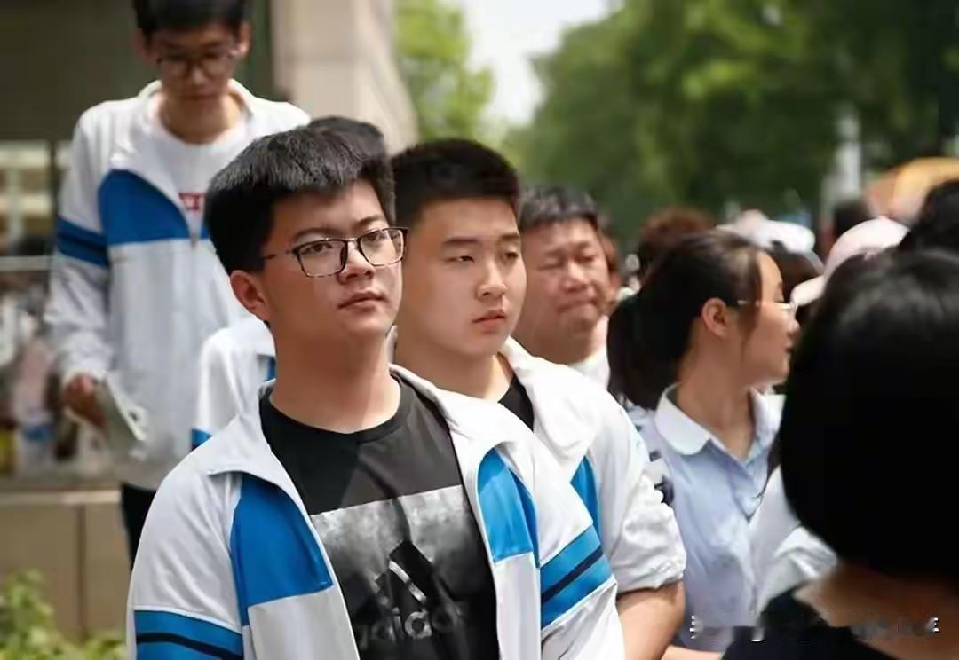 进入高中，你会发现，高考究竟比拼这几项能力！1、思维能力，也就是谁比谁更聪明，