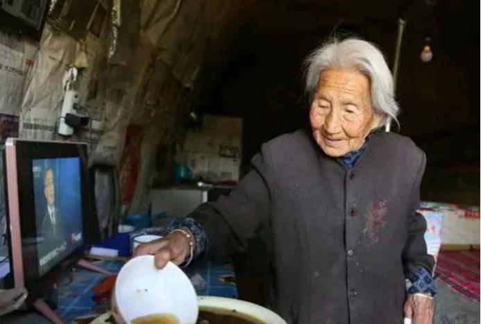 湖南老太太被阎王遗忘，吃喝随意睡棺材29年只为等死，现如今老人已经104岁高龄，