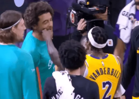 NBA常规赛，湖人客场91-107不敌马刺。每次当范德比尔特在马刺替补席附近投