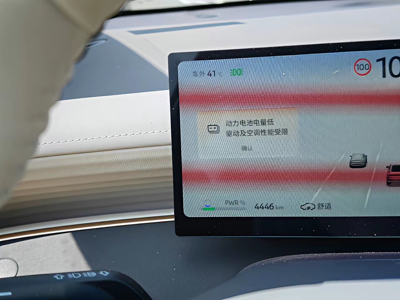 很多人其实不知道，新能源车为了实现怠速吹空调，AC压缩机是接在高压动力电池上的。