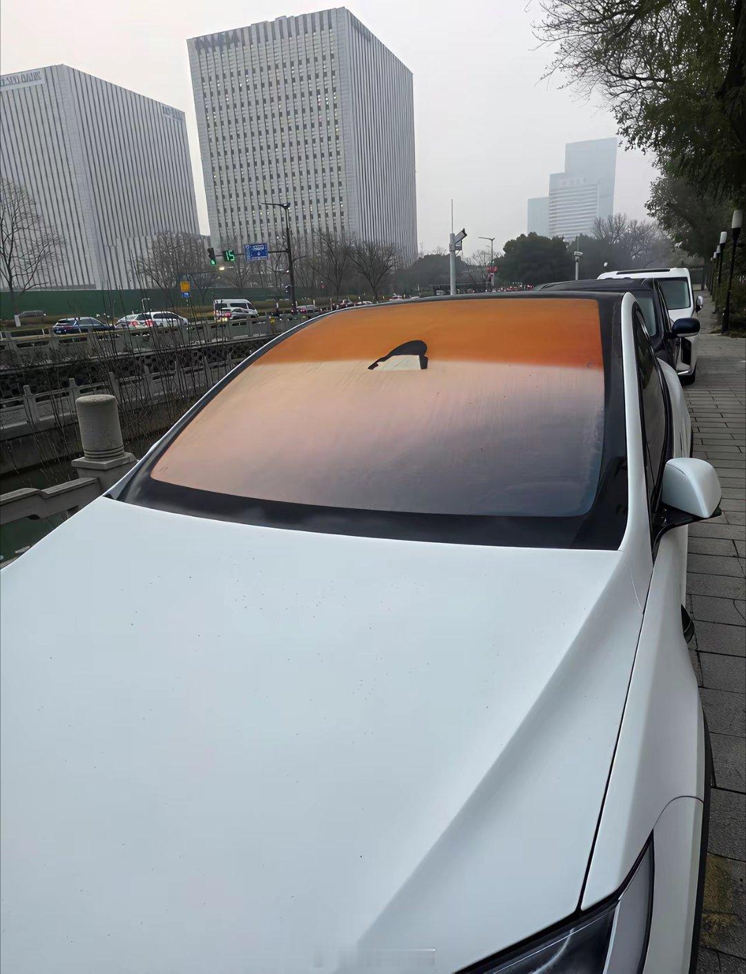 这个汽车应该是百万级别的豪车吧？天花板都变色了，用的特殊材料吗？