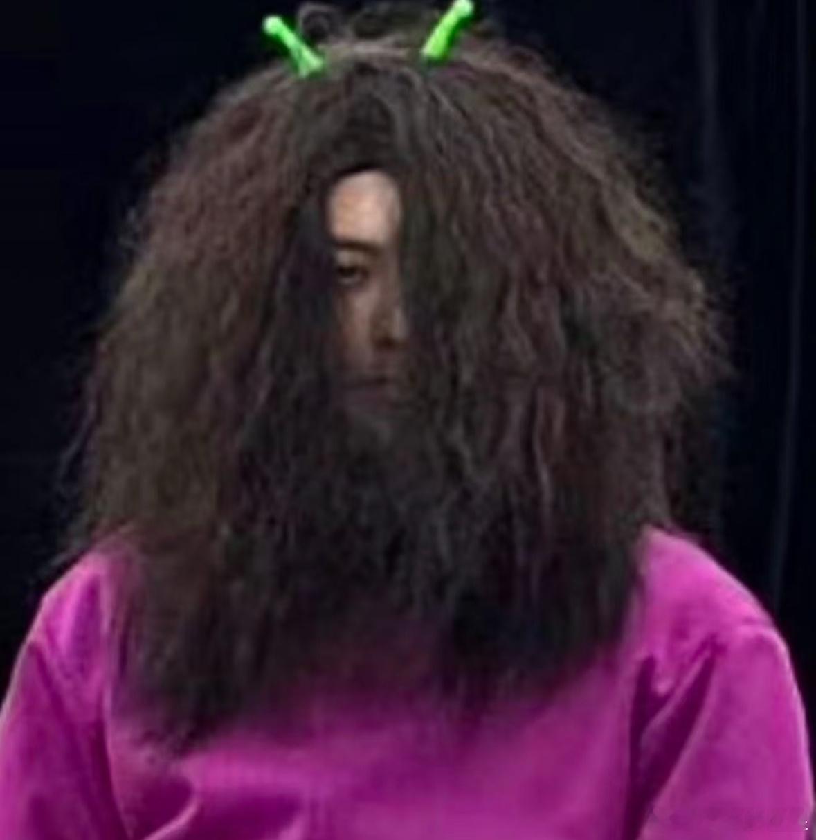 王鹤棣紫衣爆炸头造型王鹤棣不明显头像谁来替王鹤棣发声