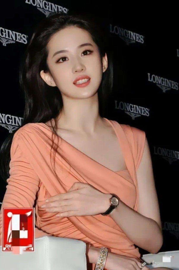 2011年，刘亦菲刚24岁，正是颜值的巅峰时刻，美得让人睁不开眼。照片中的她，