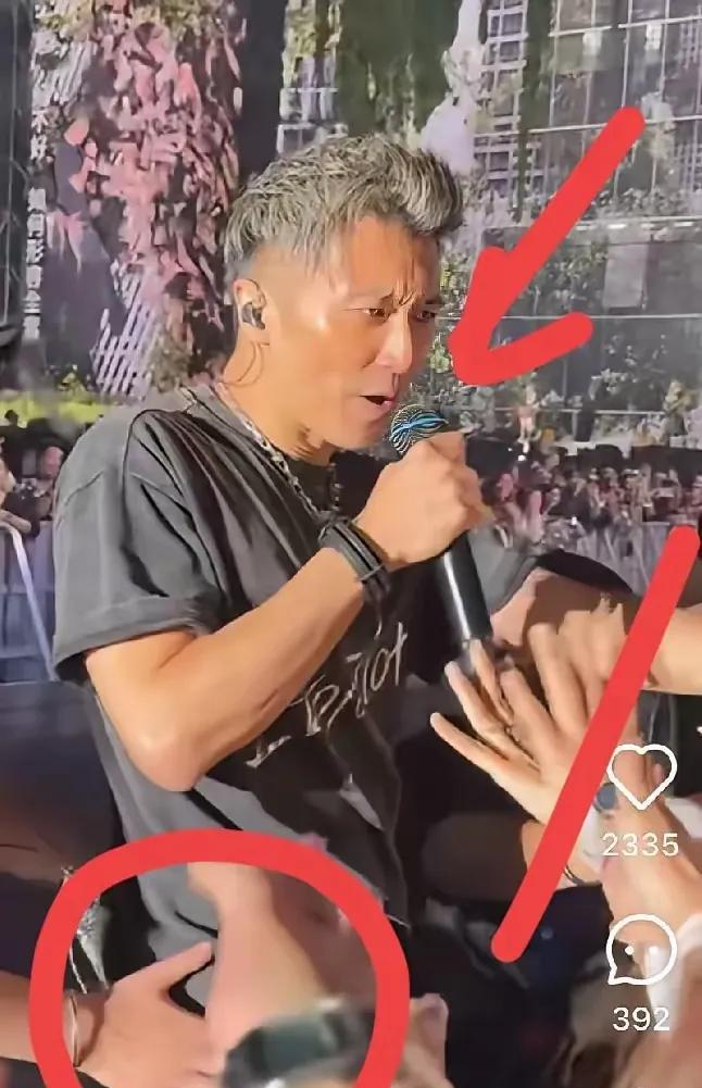 工地最潇洒的老汉……大概就是这个模样吧……[汗]？周围很多阿姨激动地靠近他