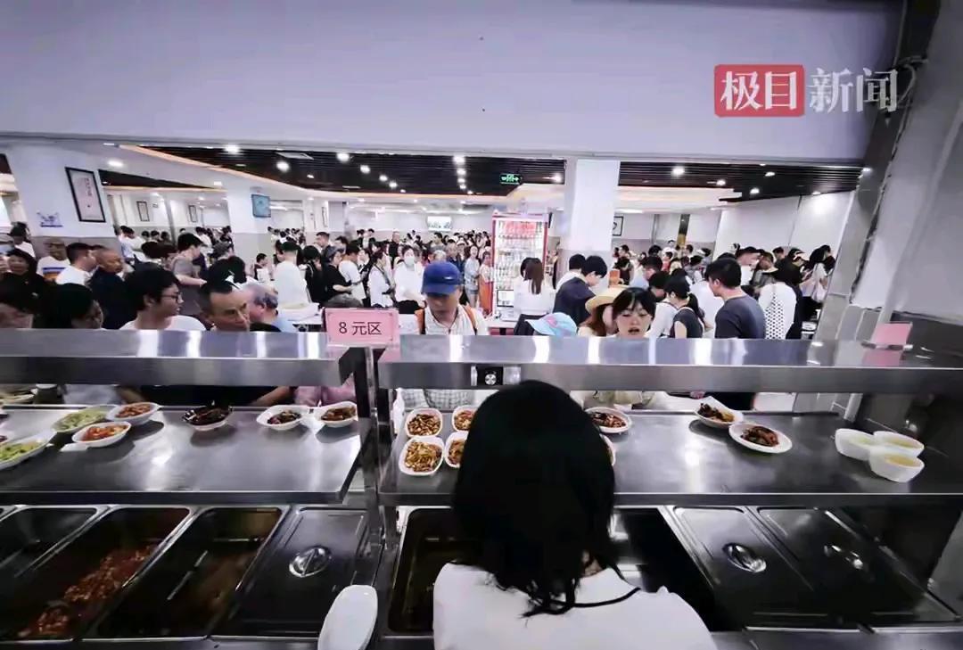 五一游客“攻占”荣昌政府食堂：政府大门停满车，饭碗都不够用五一假期期间，荣昌的