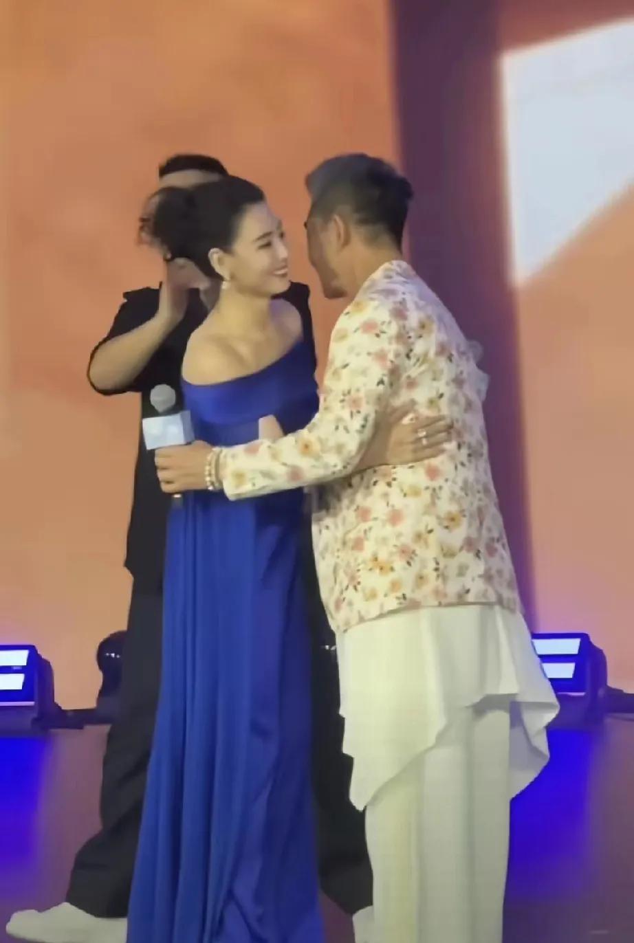 家人们速来！当张柏芝一袭蓝裙惊艳亮相，瞬间梦回港风鼎盛时代，她还是那个自带复古滤