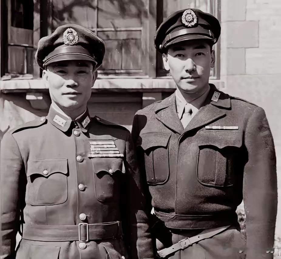 陆军二级上将跟一个小小的少校合影，还得硬着头皮保持微笑，结果转头一看，另外一个二