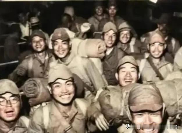 1946年12月25日，上海吴淞口，最后一艘满载日本侨民与战俘的“博多丸”号轮船