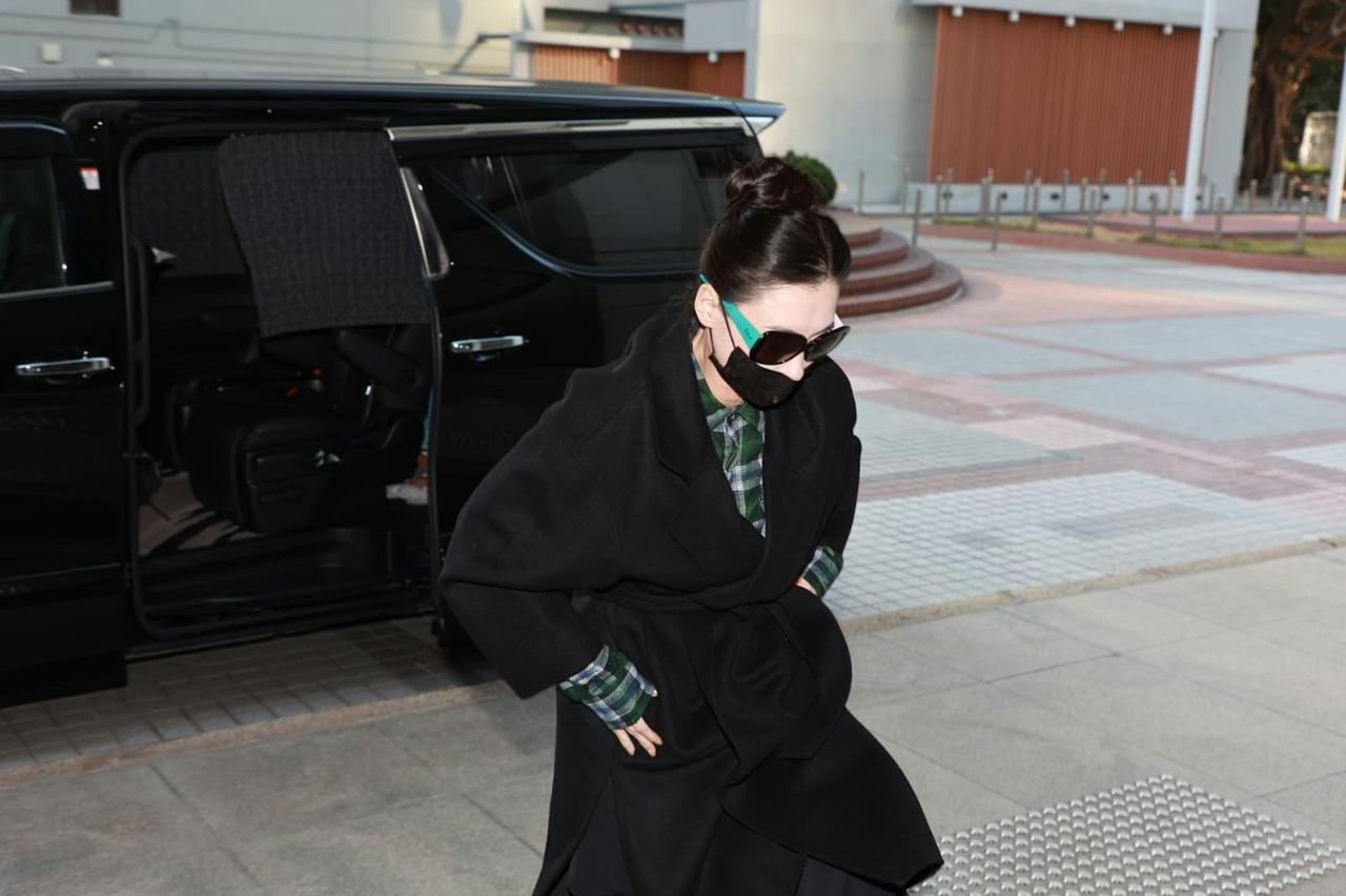 张柏芝三度出庭。回应被向太封杀。含泪称千万官司输赢不重要张柏芝今天第三次