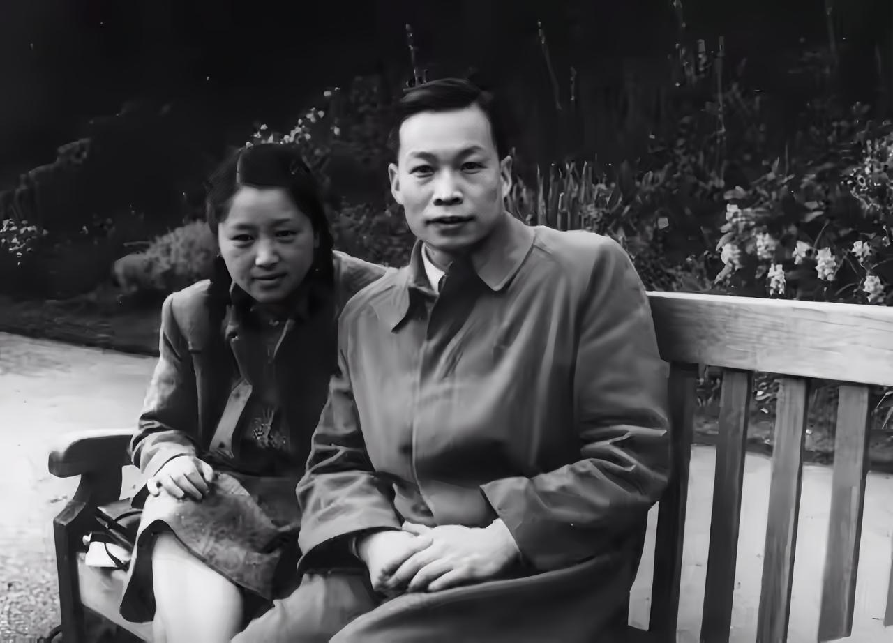 1937年清华大学大学物理系考场，系主任考虑到“女生学不好物理，别浪费名额”婉拒