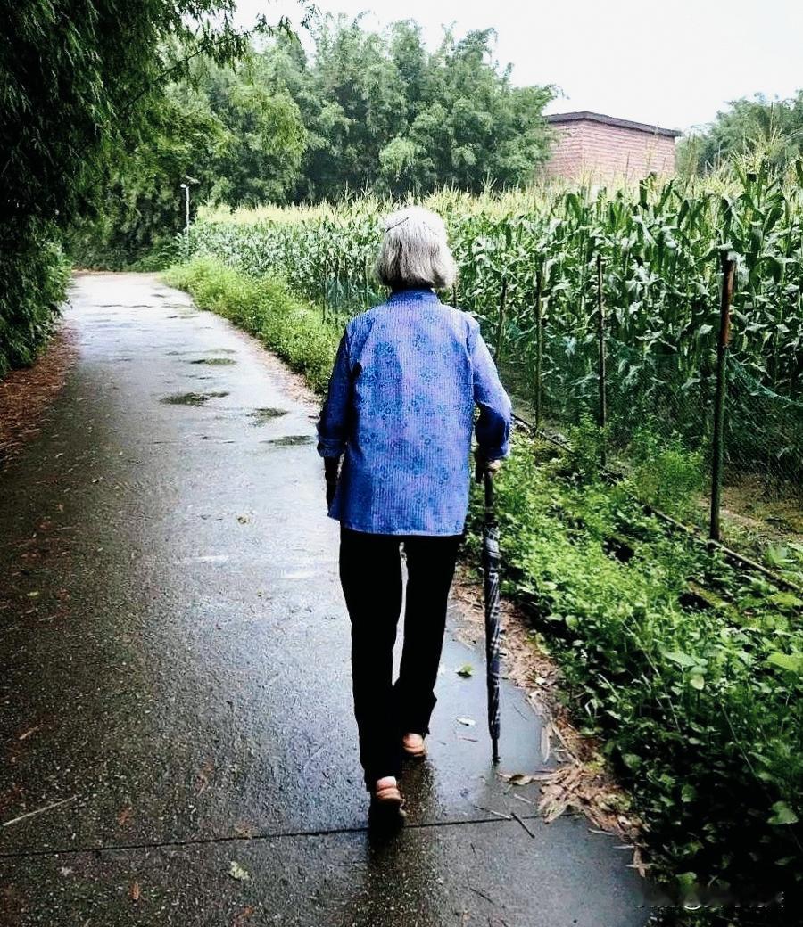 江苏南京，一老太退休后每月有4700元退休金，但老太觉得这钱仍然不够花，于是，老