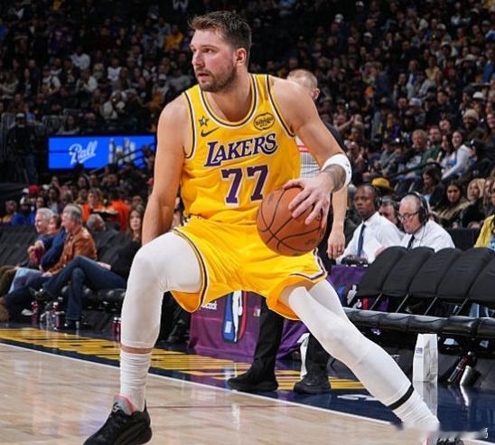 湖人奇才明日伤病名单来了！湖人迎天大好消息！大将缺席17场比赛后！明日确认复出！