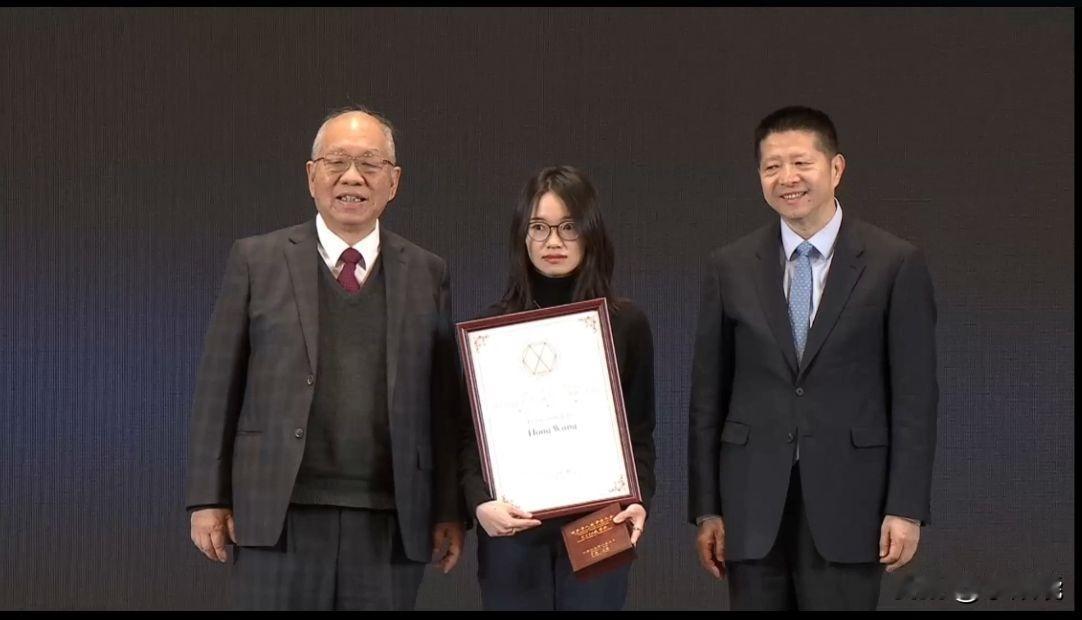 第十届世界华人数学家大会ICCM数学奖金奖的三位得主分别是邓煜、王虹、袁新意，三